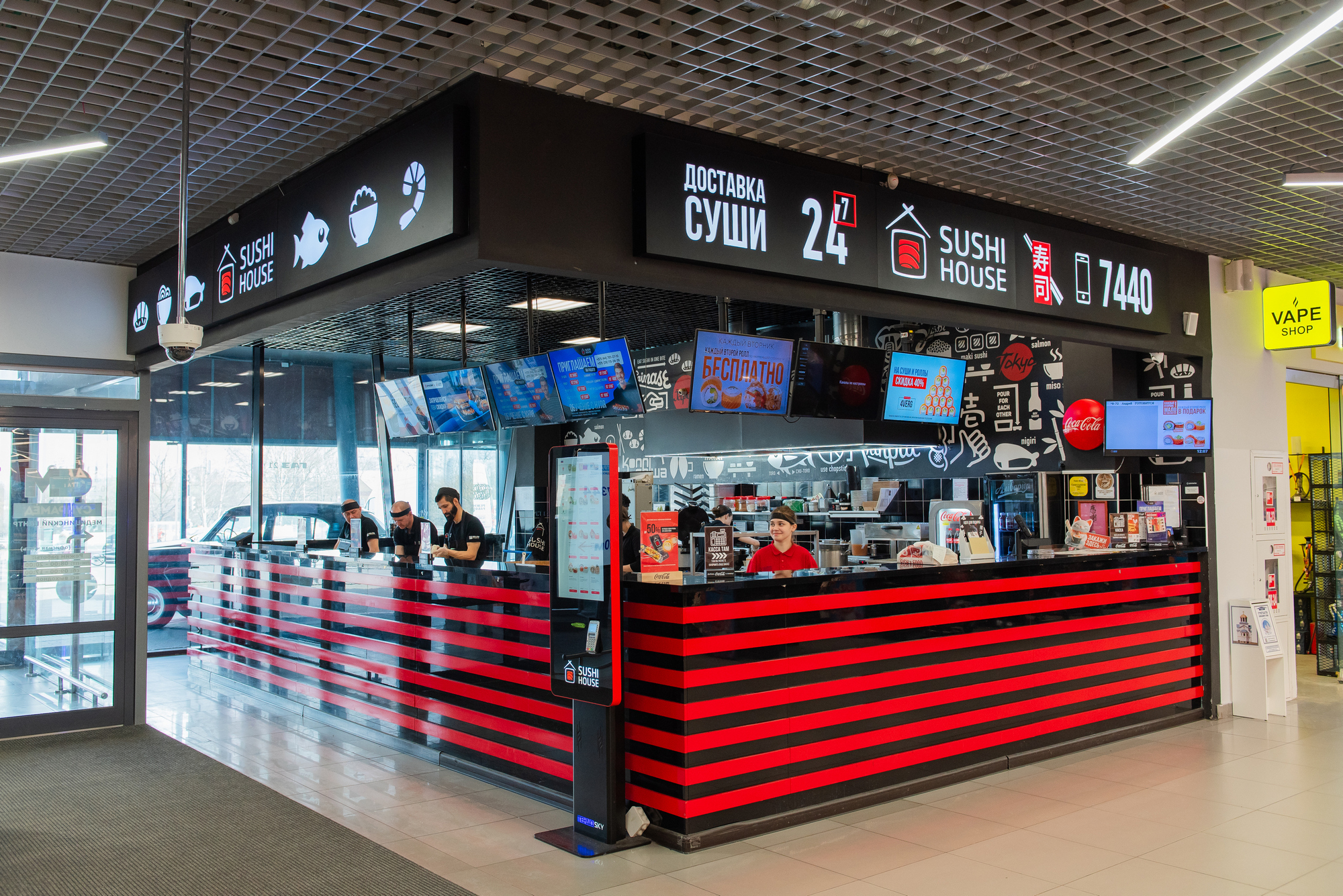 Вход в магазин SUSHI HOUSE