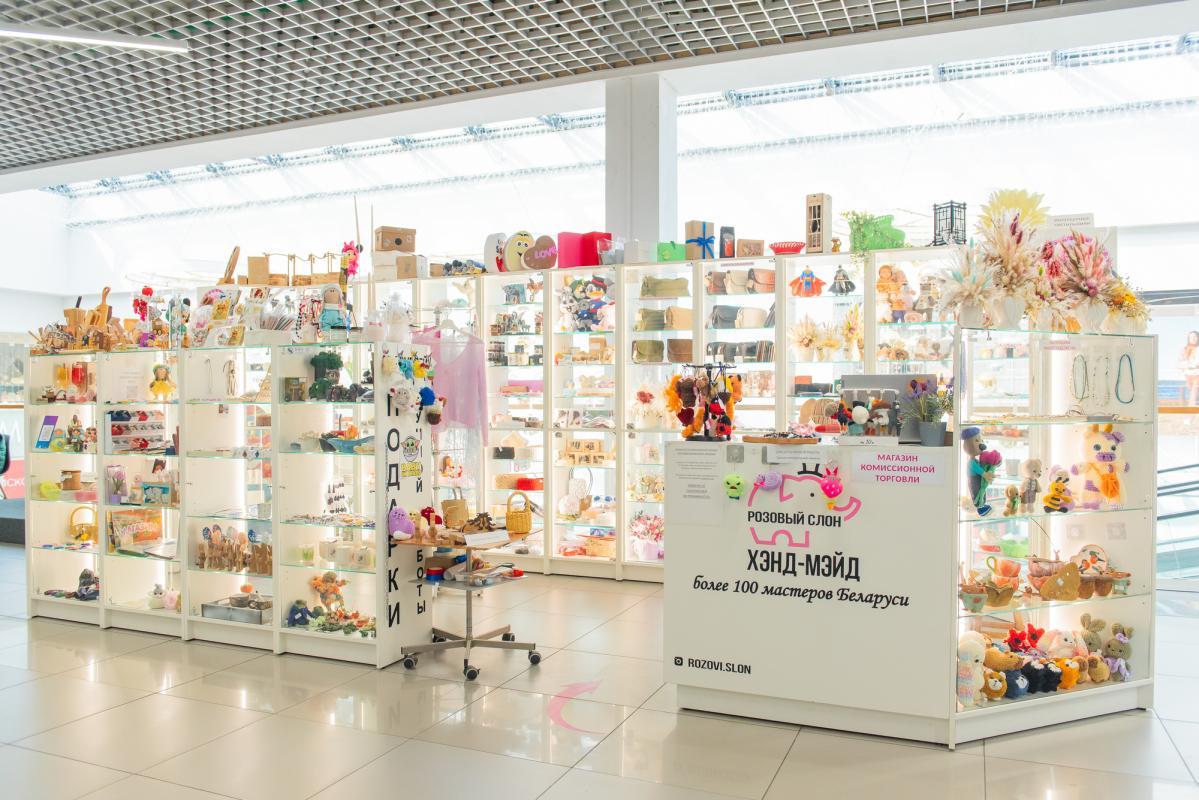 Вход в магазин Розовый слон